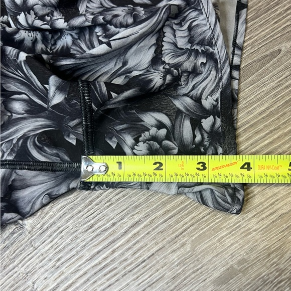 Lululemon Hotty Hot Short II Size 4 - Picture 10 of 11